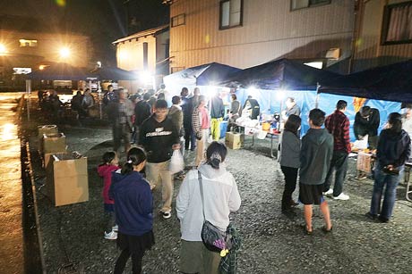 「プロジェクト“市”」が旧高橋書店跡地の空き地で開いた「つばめ空き地フェス Spot1」のにぎわい