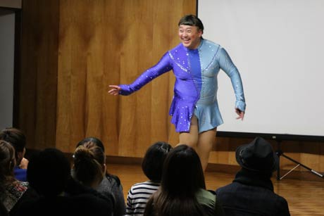 「Arm BAR」4周年記念でお笑いコンビ「極楽とんぼ」の山本圭壱さんによるお笑いライブ