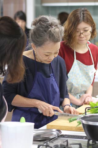 藤次郎の包丁を使う有元さん