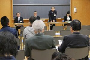 裏館小で開かれた三条小と裏館の統廃合についての住民を対象にした説明会