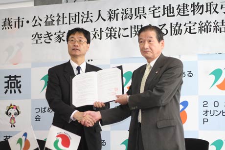 「空き家等の対策に関する協定」を締結して握手する鈴木市長(左)と公益社団法人新潟県宅地建物取引業協会の小林会長
