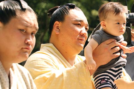 ことし8月に伊勢ヶ浜部屋が弥彦村を訪れたときの日馬富士と照ノ富士