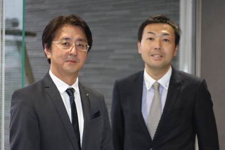 つばさ税理士法人の代表の税理士山田眞一さん(左)と今回の展示を担当する経営支援室M&Aシニアエキスパートの平野洋人さん