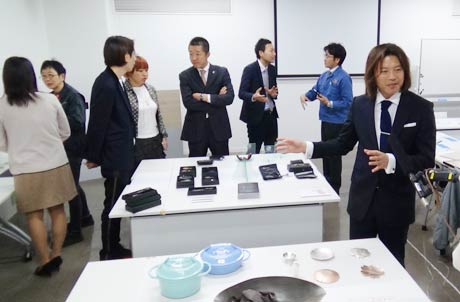 参加企業が出展する製品の打ち合わせ