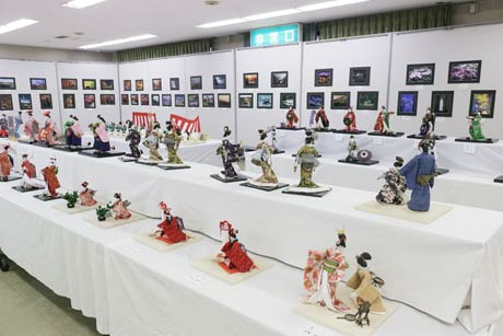 野鶴会の第43回紙人形展と三条カメラ商組合の2015三条夏まつり写真コンテスト入賞作品展が同時に開かれる会場の三条市中央公民館大集会室