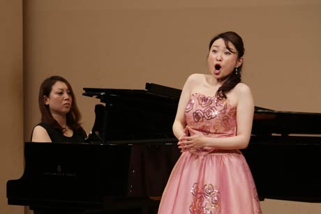 20日開かれた三中・オータムコンサートに出演のソプラノ歌手鈴木さんとピアノの佐々木さん