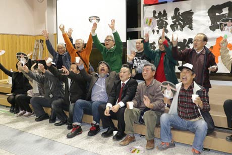 秋場所千秋楽のパブリックビューイングで日馬富士優勝を万歳して喜ぶ伊勢ヶ浜越後の國後援会の会員ら