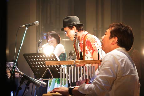 本格的なホールコンサートを体験する出演者