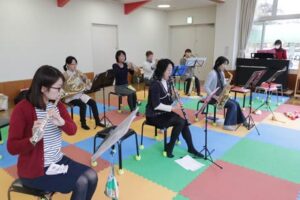 クリスマスコンサートに向けて「こどもの森」で練習する「中越ひかりママ楽団」