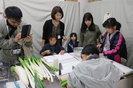 自分で研いだ包丁でネギを切る