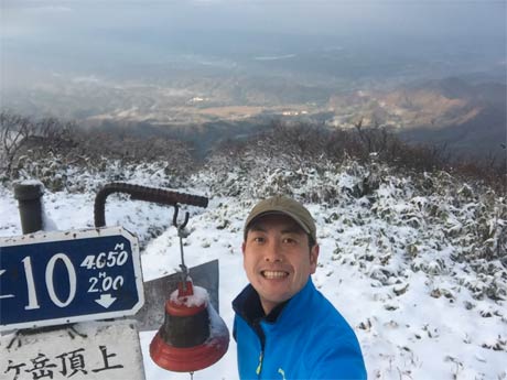 粟ヶ岳の山頂に到着して自撮りする梨本さん