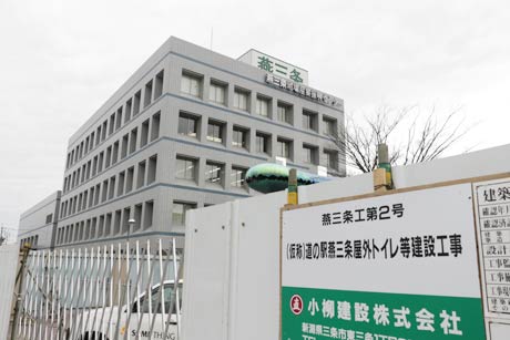 燕三条地場産業振興センター前に建設に中の屋外トイレなど