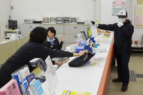 新潟県労働金庫三条支店で行われた強盗訓練と特殊詐欺被害防止訓練