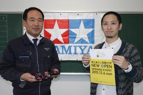  常設コースを設置する305号室で三条タミヤファンクラブ会長の中條さん(左)と三条ものづくり学校事務局長の斎藤さん