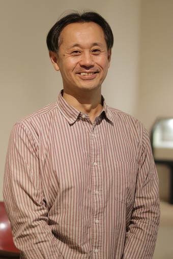 燕市産業史料館で個展が開かれている玉川堂工場長の金工家、玉川達士さん