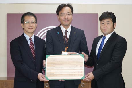 左からグリーン・サーマル株式会社とグリーン発電三条O&M株式会社の滝沢代表取締役、国定傘寿市長、スパークス・グリーンエナジー＆テクノロジー株式会社の谷脇取締役