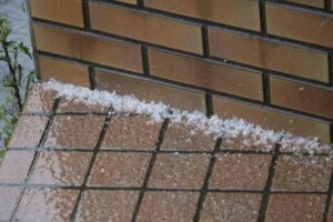 県内は大荒れで三条では西寄りの強風で最大風速18.4m、あられも降る