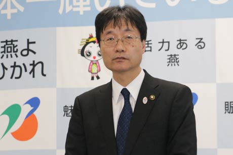 記者会見を行う鈴木燕市長