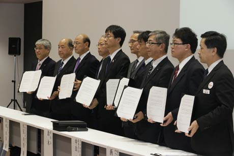 燕市が市内にスーパーのある9事業者と合同締結式