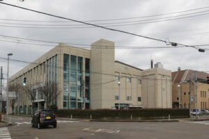 12月1日から原則利用中止となる三条市体育文化センター、その右に三条市総合体育館