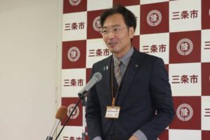 定例記者会見を行う国定三条市長