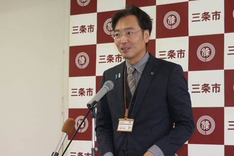 定例記者会見を行う国定三条市長