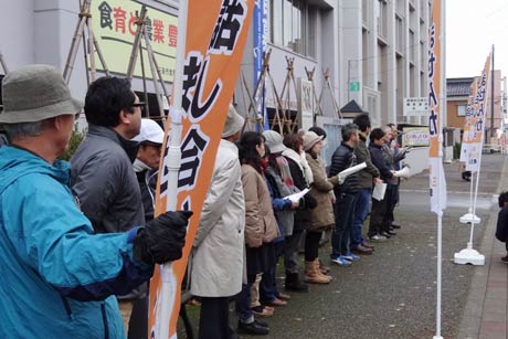 三条市役所で三条小の裏館小への吸収合併について話し合いをと求める「新しい三条小学校地区を考える会」