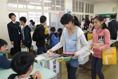分水小学校で行われた「明るい選挙出前授業」