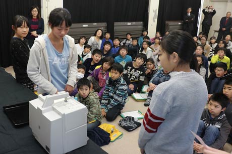 投票用紙を計数機にかける