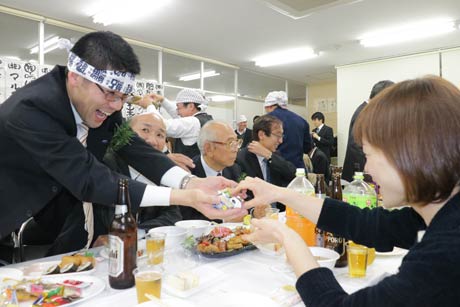 灯式後のにぎやかな異業種交流会