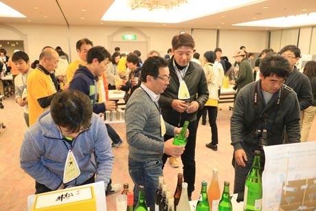 「ごちそうキャノンボール」で各店から持ち帰った食事でみんなで二次会