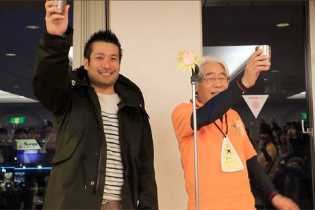 「ごちそうキャノンボール」スタート前に鈴木市長が提唱する「金属酒器乾杯運動」の普及にちなんでステンレス製のビアゴブレットで乾杯