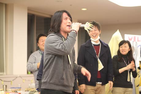 来年の開催地に決まった十日町市の韮沢篤さんがあいさつ