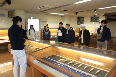 オプショナルツアーで燕市産業史料館を見学する参加者