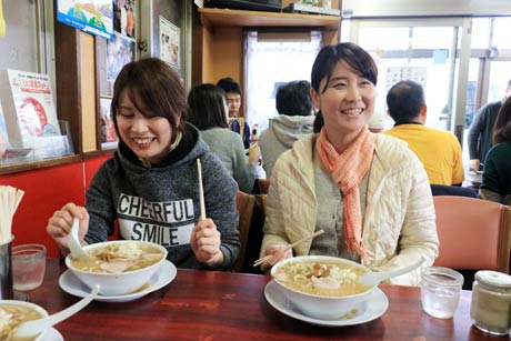オプショナルツアーの昼食は杭州飯店で背脂ラーメン