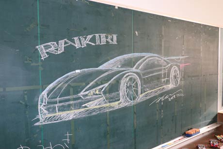 根津さんが黒板に描いた根津さんデザインのミニ四駆「RAIKIRI」