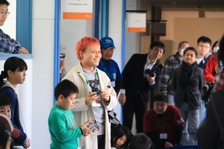 開会式であいさつする根津さん