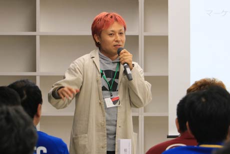  燕三条ミニ四駆大学のオープニングイベントのセミナーで講演する学長のデザイナー根津孝太さん