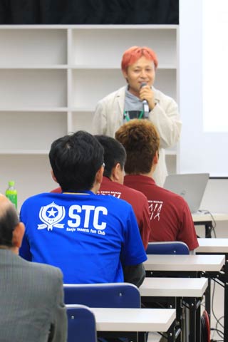 燕三条ミニ四駆大学のオープニングイベントのセミナーで講演する学長のデザイナー根津孝太さん