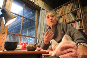 福井旧庄屋佐藤家の図書室で本やスクラップを提供した斉藤文夫さん