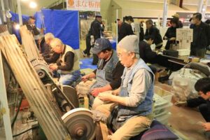 大人気の包丁研ぎに職人がフル回転で作業