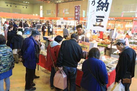 にぎわう会場