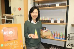 燕市社会福祉協議会就労支援センターの直売所で当初からつばめキャンドルに取り組んできた土田貴子生活支援員