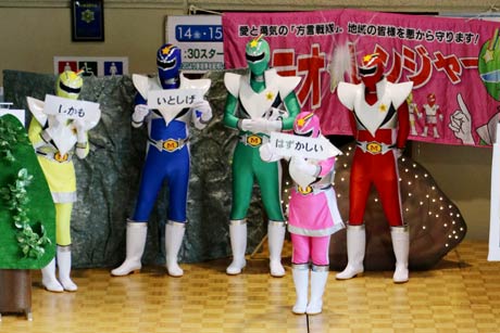 昨年夏、燕三条地場産業振興センターの「じばさんお盆フェア」に出演した方言戦隊メテオレンジャー