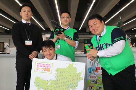  「新潟県燕市　ダーツの旅」を制作する燕市地域振興課のスタッフ、カメラマンの荒木主任(左)、ナレーションの河合主任(中前)、出演の伊藤主任(中後)、佐野主事(右)