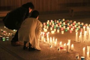 パリ同時多発テロから1カ月、犠牲者の慰霊と平和を願って弥彦ヤホールに約2,000のキャンドルがともる