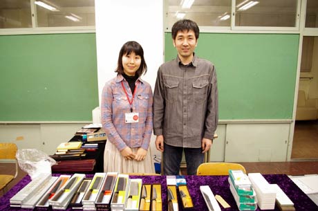 包丁研ぎの体験教室で講師を務めた渡辺刃物製作所６代目ご夫婦