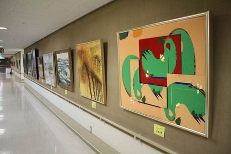 済生会三条病院で開かれている創象会の第10回記念展