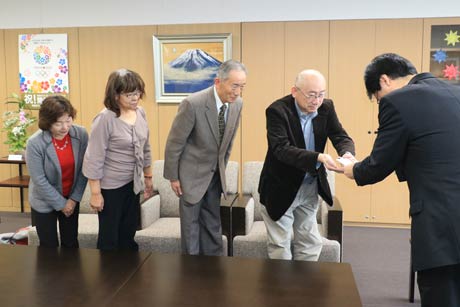 左から「ぎょうじ見直し隊」の小越さん、高柳さん、八子さん、富所さん、鈴木市長
