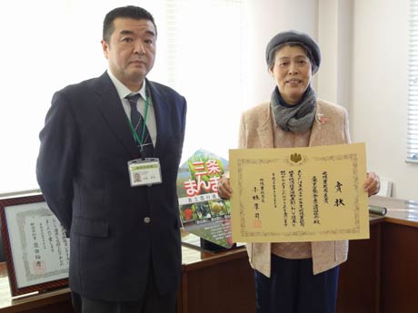 北陸農政局新潟支局食料産業チームの佐藤統括農政業務管理官と北陸農政局地産地消優良活動表彰の北陸農政局長賞を2年連続で受賞した三条まんま塾の川瀬代表